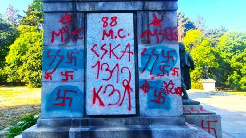 Свастики и расистки призиви: Братската могила в София отново е осквернена